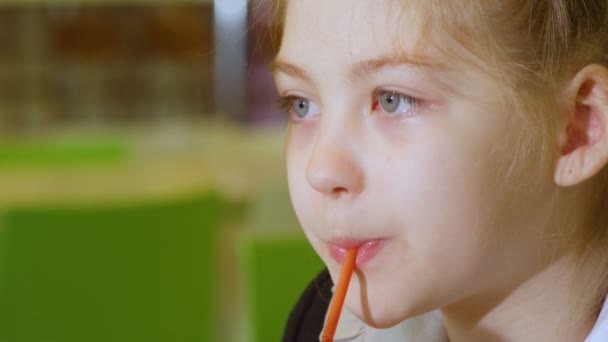 Schoolgirl drinking juice in school cafeteria — Stock Video