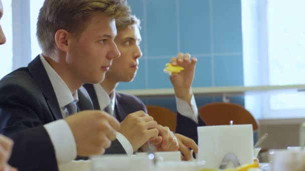 Meninos de escola comer e falar com o amigo — Vídeo de Stock