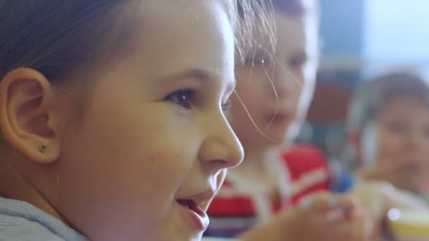 Meisje in Schoolcafetaria spreken — Stockvideo