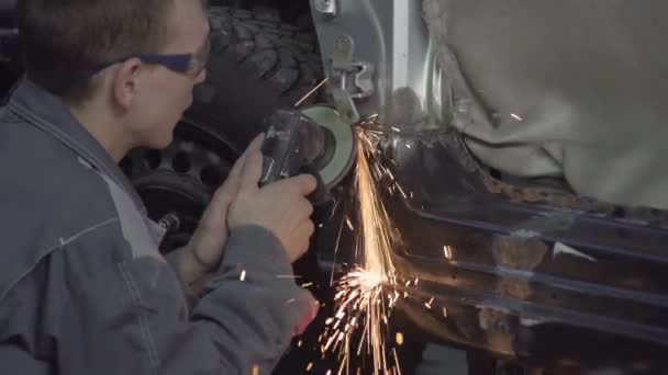 Moleiro polimento carro metal parte — Vídeo de Stock