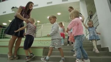 büyük oditoryum bankta oturmuş çocuk  