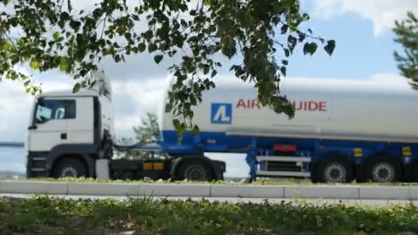 Camión con gas técnico en tanque de metal — Vídeo de stock