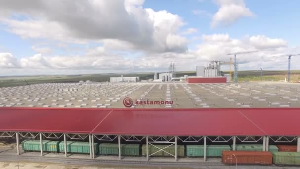 Platta tak byggnad med röda Kastamonu varumärke — Stockvideo