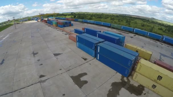 Cour d'usine avec de grands conteneurs métalliques — Video