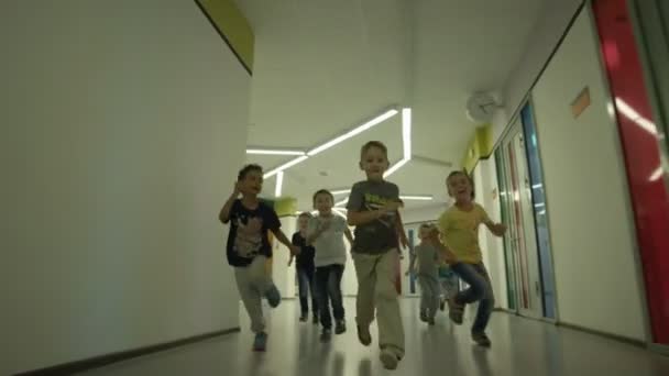 Niños corriendo por el pasillo en el jardín de infantes — Vídeo de stock