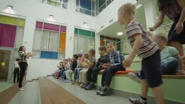 Kinderen klappen handen in de grote zaal — Stockvideo