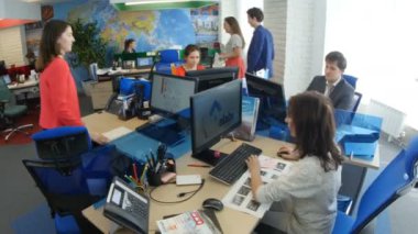 office odada bulunan bilgisayarlar üzerinde çalışan insanlar  