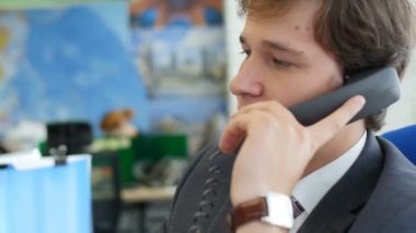 İşyeri ofis telefon üzerine konuşan adam  