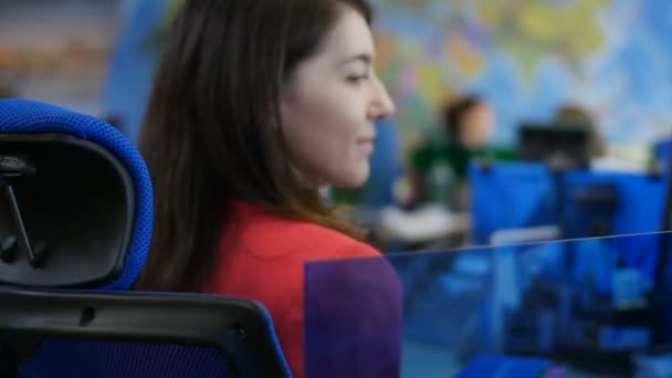Žena obrací na židli a mluví na vysokou školu — Stock video