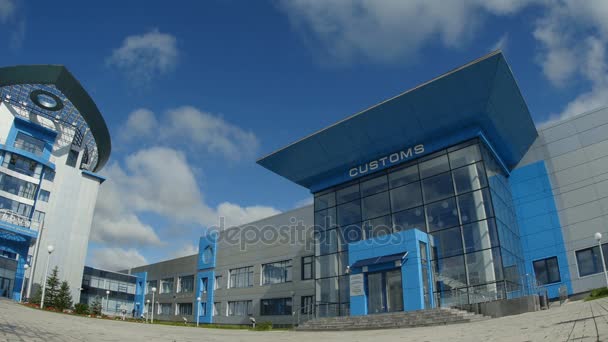 Immeubles de bureaux modernes blancs et bleus — Video