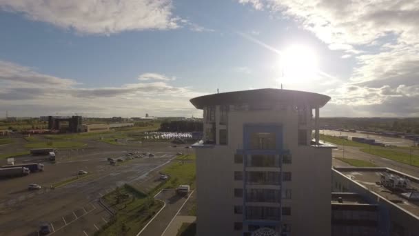 Edificio moderno fachada de vidrio — Vídeo de stock