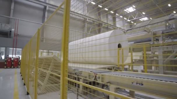 Бумажные рулоны на станке в производственном цехе — стоковое видео