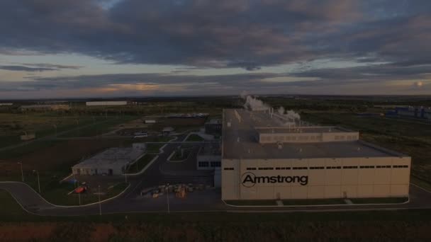 Grande território planta com moderno edifício branco — Vídeo de Stock