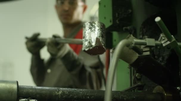 Travailleur versant du liquide dans la machine-outil — Video