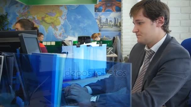 Man working on computer in light office — Stock Video