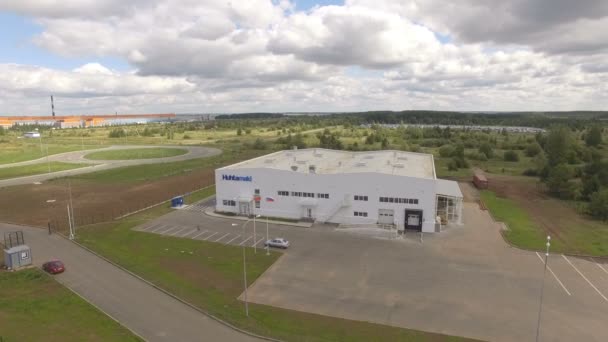 Jarda larga da planta e edifício branco — Vídeo de Stock