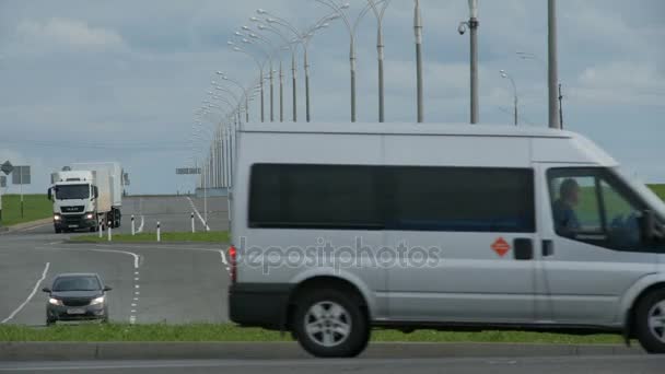 Camionnettes et camions circulant le long de l'autoroute — Video