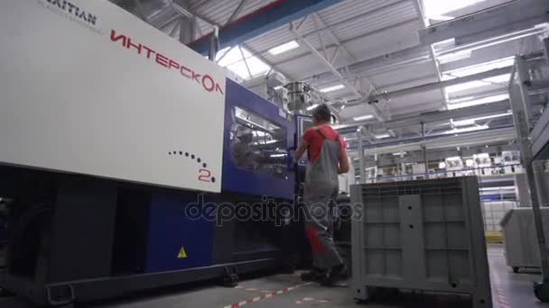 Werknemer nemen tools in de machine — Stockvideo