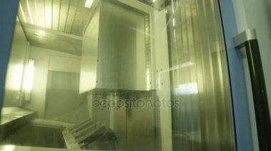 üretim atölyesinde modern otomatik makine 