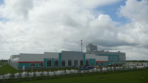 Przemysłowy budynek z wieżą biało -czerwone — Wideo stockowe