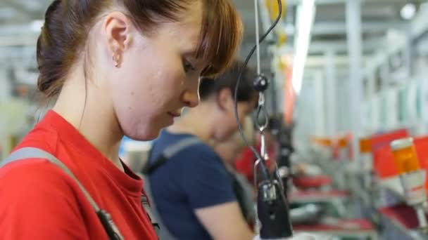 Kvinder i uniformer, der samler elektriske boremaskiner – Stock-video