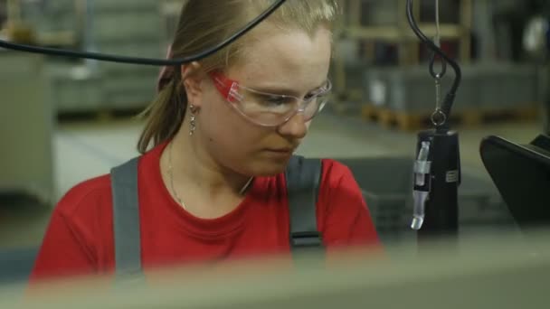 Donna che lavora in impianto di assemblaggio trapano — Video Stock