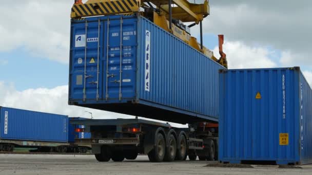 Toren kraan container op vrachtwagen laden — Stockvideo