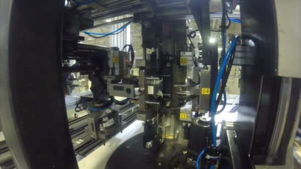 Moderne machine bedienen met metalen delen — Stockvideo