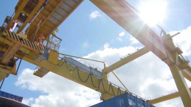 Gros camion avec cargaison dans la cour de l'usine — Video