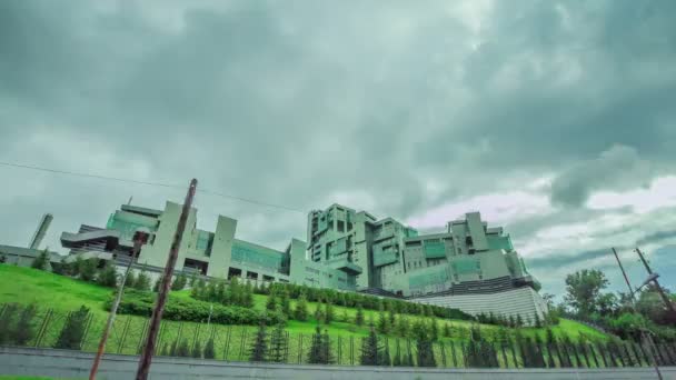 Красивое большое здание на вершине зеленого холма — стоковое видео