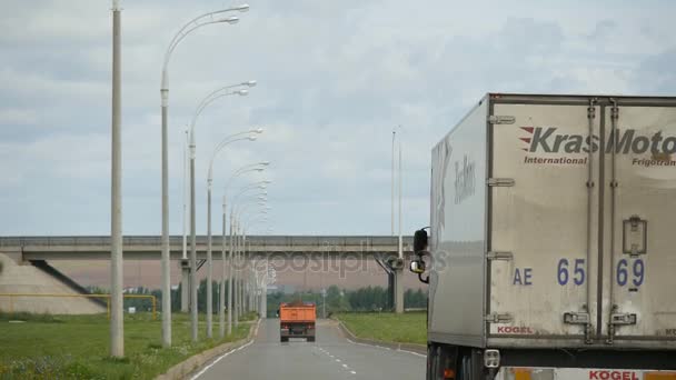 Camión sucio que conduce a lo largo de la carretera moderna — Vídeo de stock