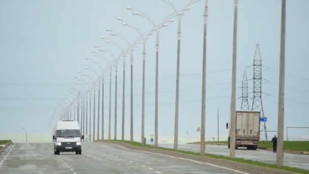 Voertuigen verplaatsen langs snelweg — Stockvideo