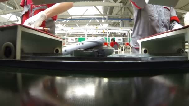 컨베이어 라인에 도구를 조립 하는 노동자 — 비디오