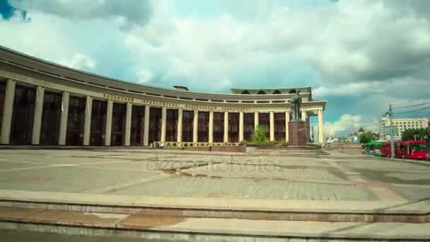 Kazan universitet tom ruta med monument — Stockvideo