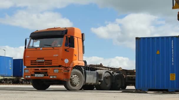 Ciężarówka bez ładunku jazdy całej stoczni roślin — Wideo stockowe