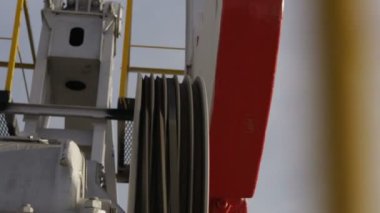 Yakından çekilen kamera, arka planda lastik kablolar ve minivan sürücüleri olan pompa gibi yuvarlak ekipmanları gösteriyor.