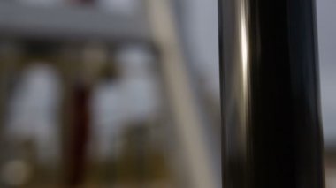 Yakından çekilen kamera siyah kauçuk kabloyu gösteriyor.