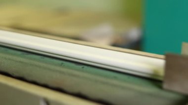 Kapalı metal rulo Pozis fabrikasındaki siyah yüzeye beyaz buzdolabı çizgileri bağlar