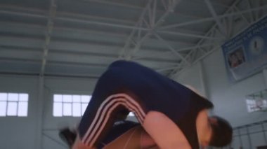 spor salonunda iki güreşçi