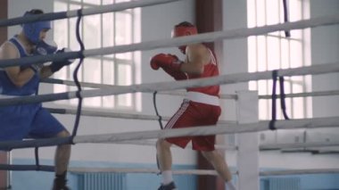erkek yüzük spor salonunda boks 