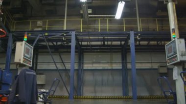 Lastik üretimindeki hafif ferah fabrika atölyesinde büyük makineler ve ekipmanlar boyunca kamera düz hareket eder