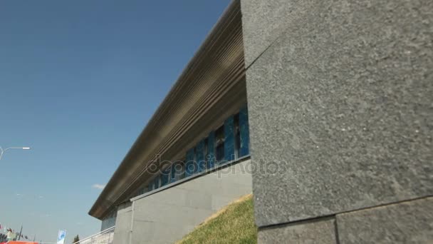 Kaca biru fasad istana olahraga air — Stok Video