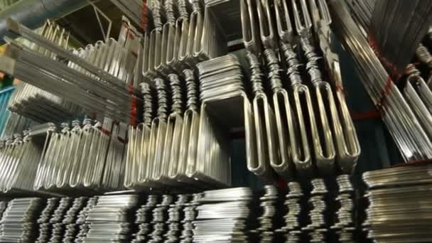 波茨坦工厂的大型轻型仓库中 摄像机与已完成的金属冰箱管道排成一排移动 — 图库视频影像