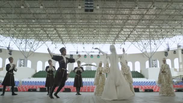 Danza Ingushetia conjunto bailando en la sala — Vídeos de Stock