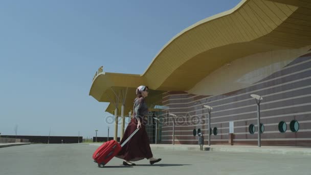 大きな近代的な空港ビルに行く — ストック動画