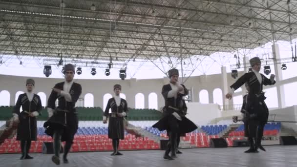 Танцы Ингушетия ансамбль танцы в зале — стоковое видео