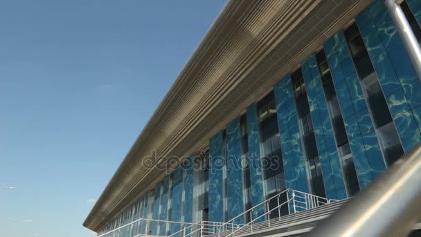 Kaca fasad istana olahraga air — Stok Video
