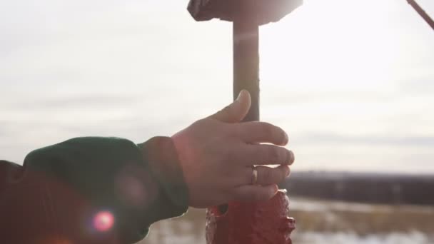 Nahaufnahme Arbeiter Mit Ehering Der Rechten Hand Hält Stahl Vertikale — Stockvideo