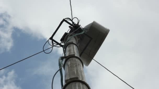 Torre de hormigón para amplificar la comunicación celular — Vídeo de stock