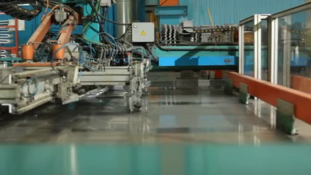 Modern Automata Gép Működik Fémlemezen Fényesen Megvilágított Kék Falakkal Rendelkező — Stock videók